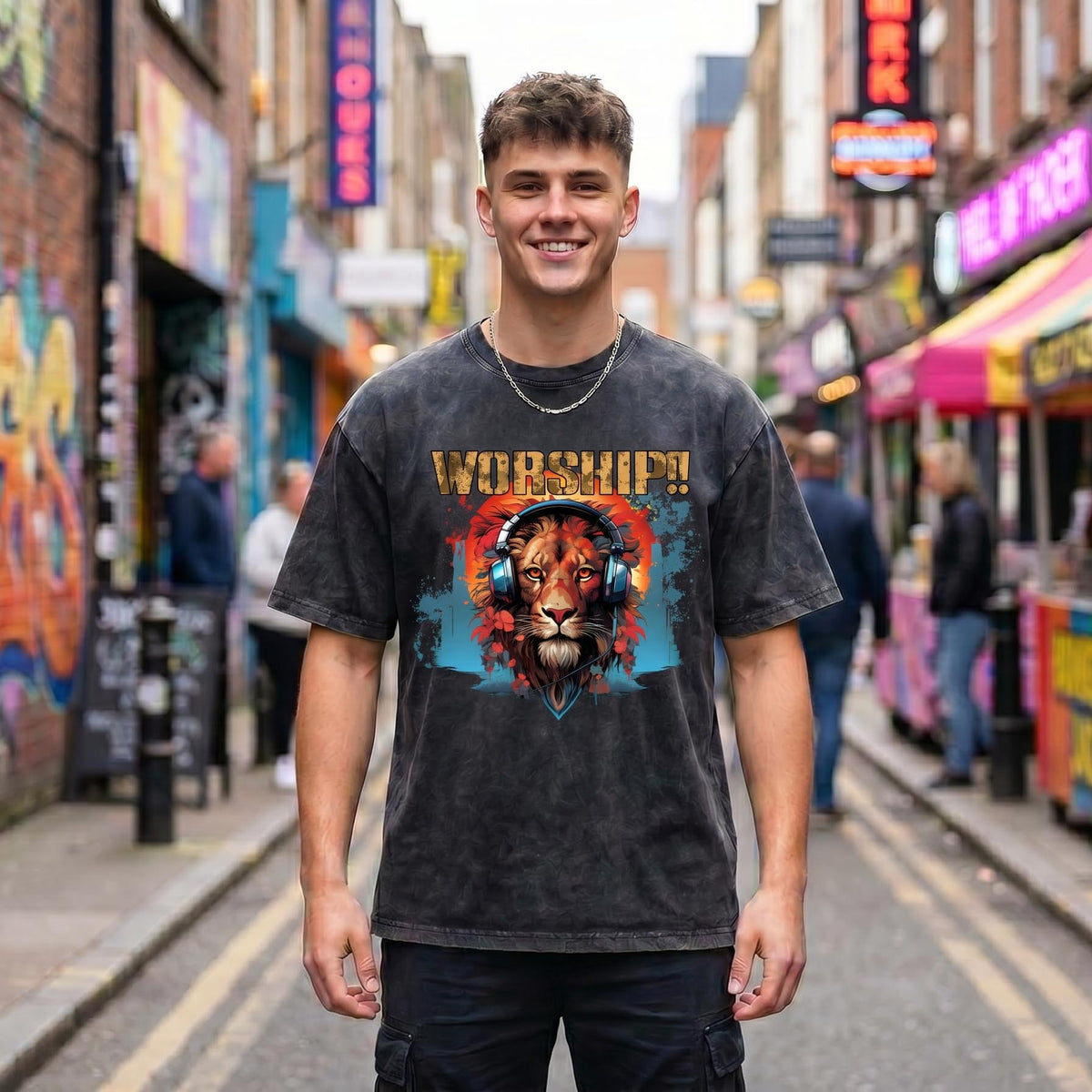 T-shirt Lion Worship - Photo lifestyle homme en street