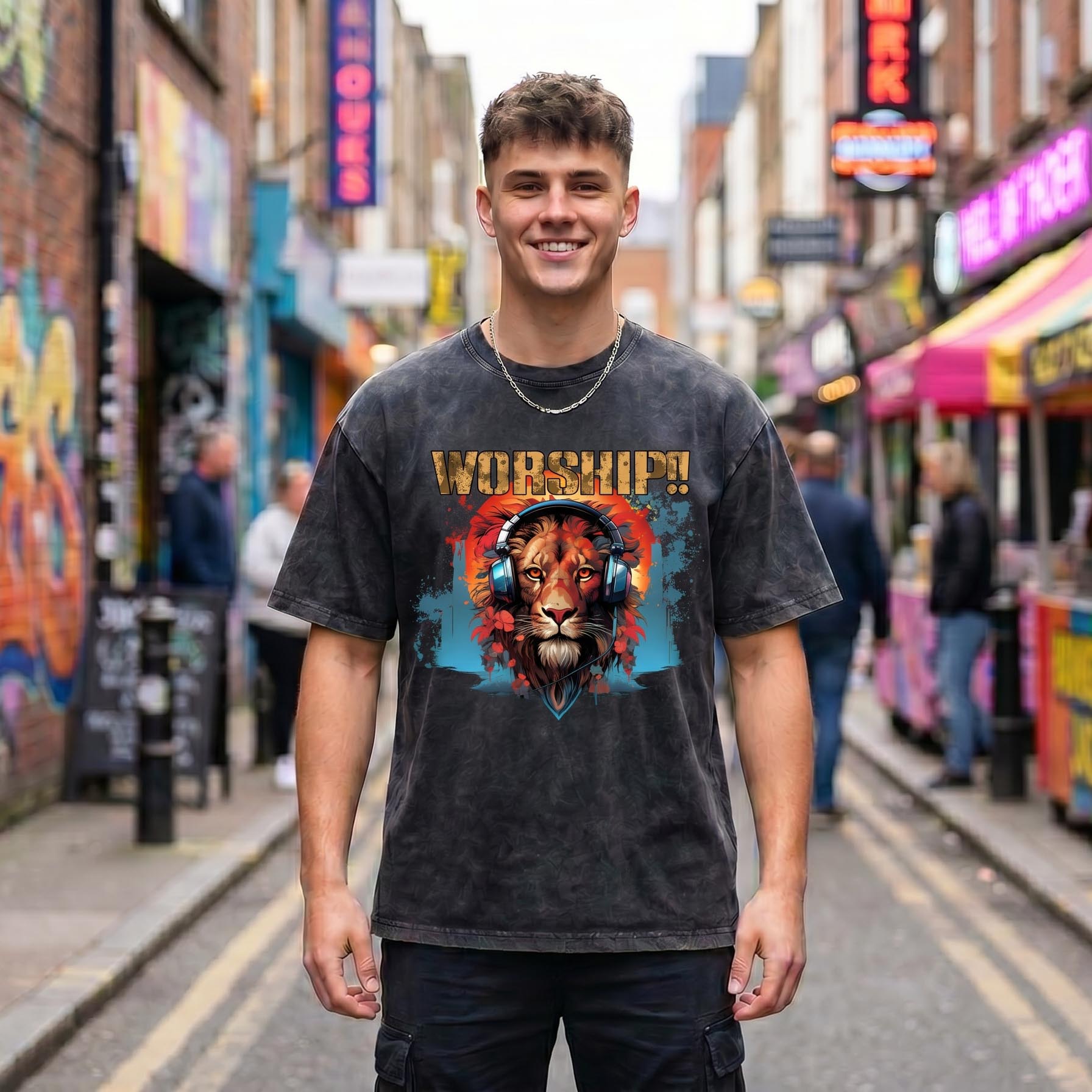 T-shirt Lion Worship — homme portant le t-shirt gris avec design lion
